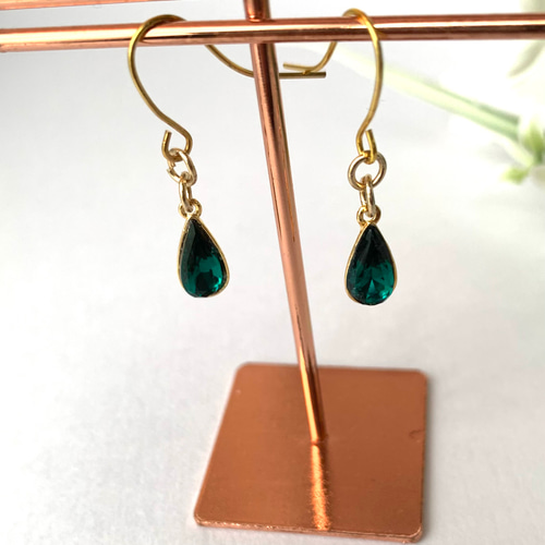 小さなエメラルドフックピアス 一粒 小刻みに揺れる ピアス（フック