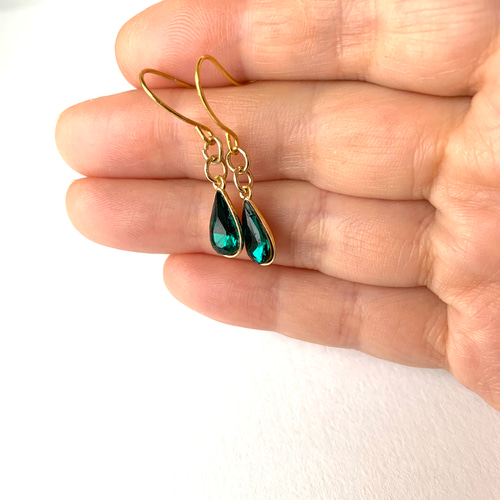 小さなエメラルドフックピアス 一粒 小刻みに揺れる ピアス（フック