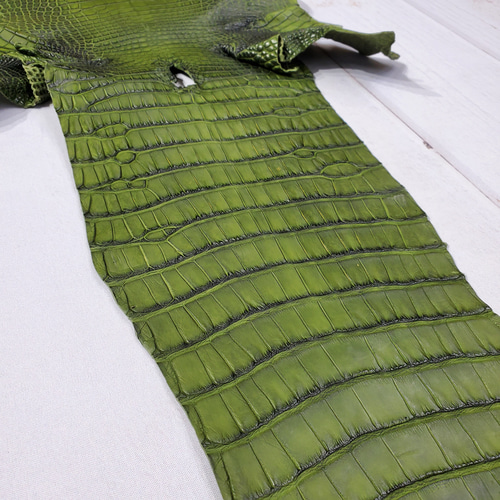 バーニーズ  アメリカ製 本革 ワニ革調型押し 写真たて フォトフレーム バイカーベストをワニ革でカスタム | 革工房ホークフェザーズ