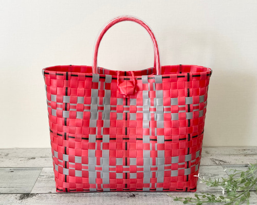 チェック柄 プラスチック製かごバッグ　woven 0a2d7e24ac73e58b862164180b5ca9