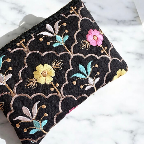 【売れ筋】 豪華インド刺繍生地◇総刺繍/カラビナ付きフラットポーチ/マルチ 財布・ケース・小物入れ