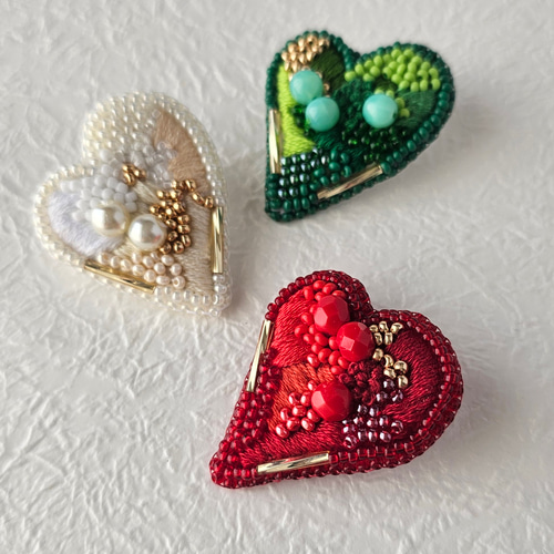 独特な店 ブローチ 赤いハートのビーズ刺繍ブローチ TAKAYO 19235858 通販 その他