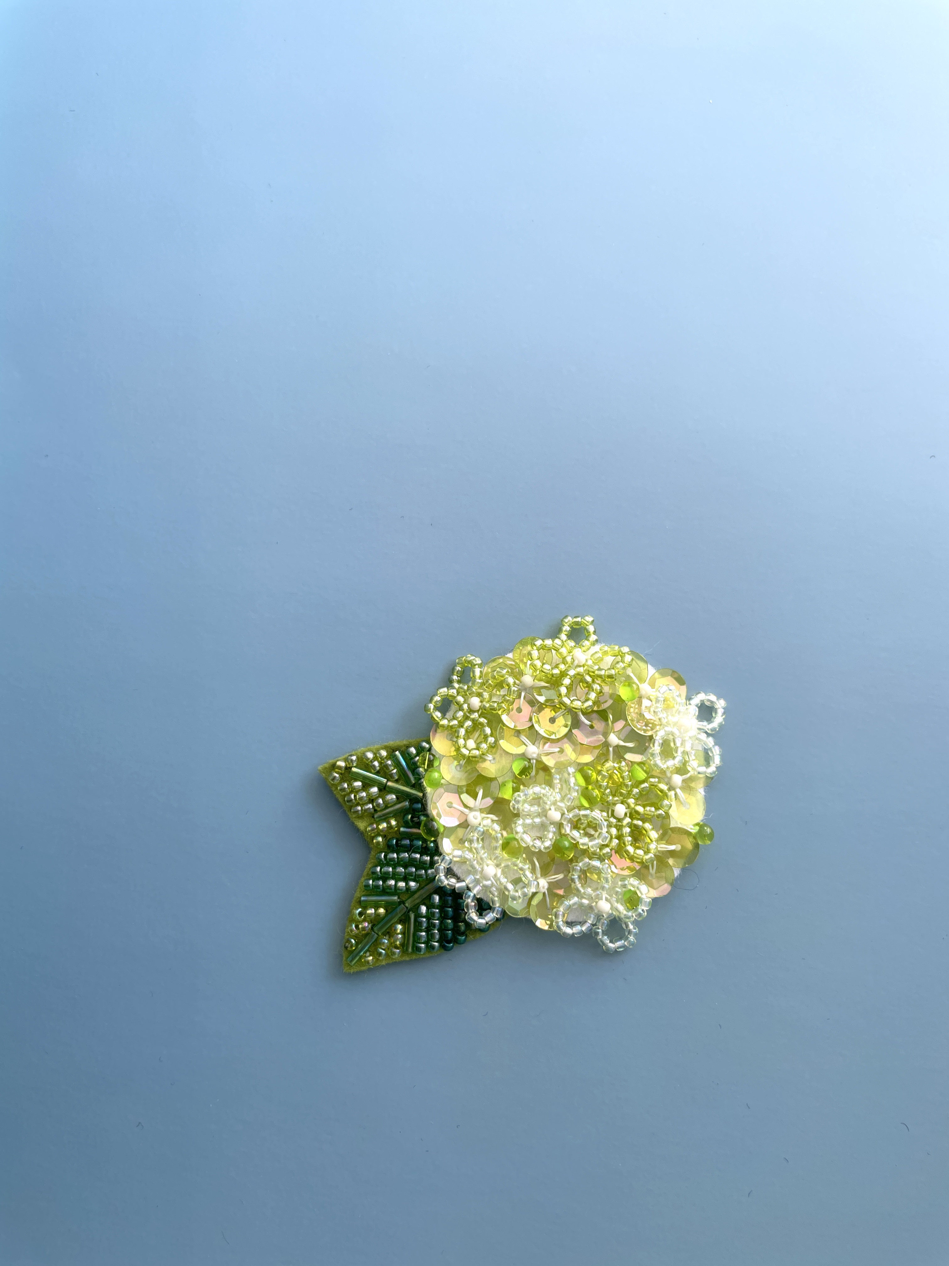 さわやかなグリーンの紫陽花ビーズ刺繍ブローチ