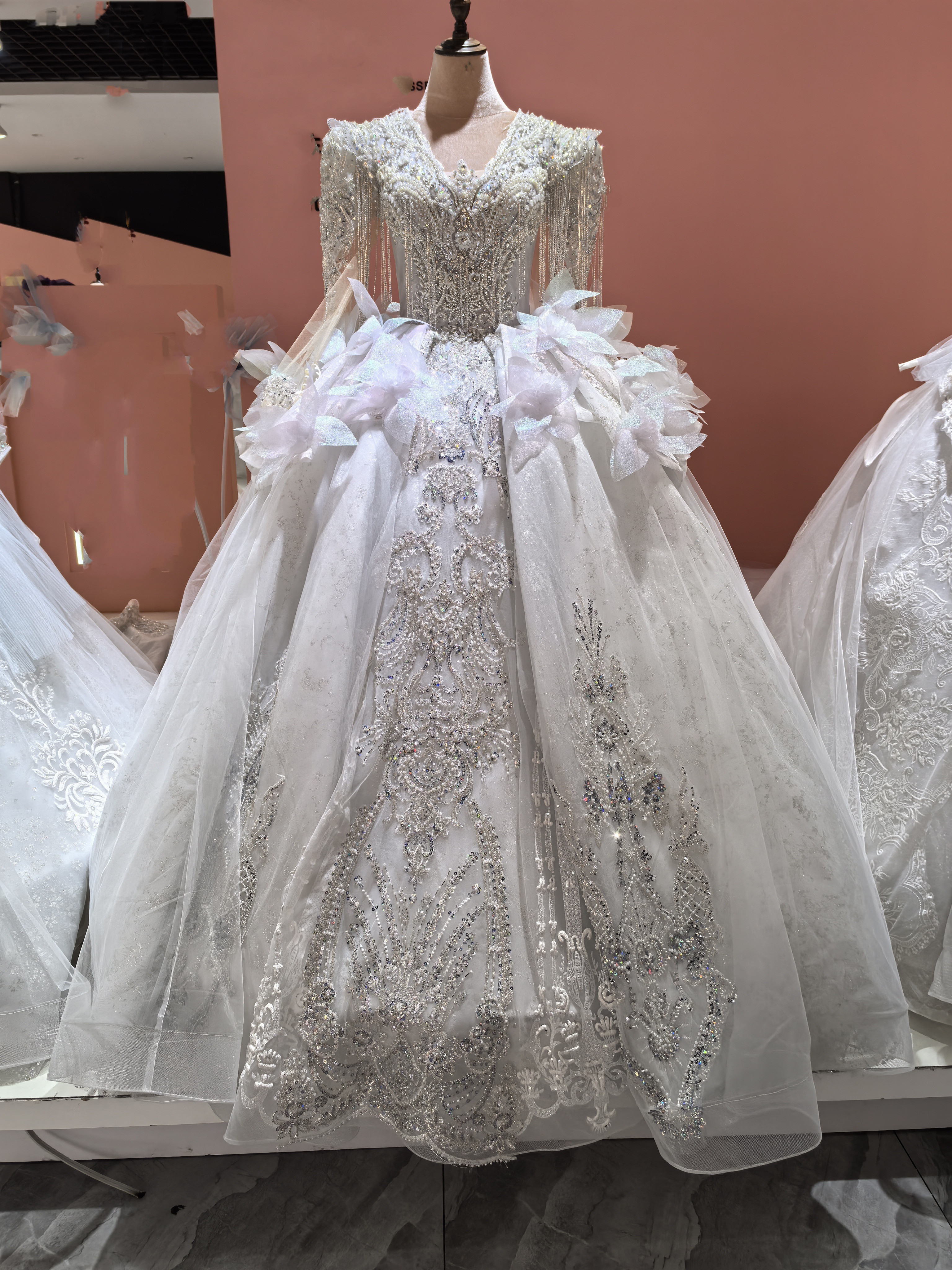 結婚式  ウェディングドレス キラキラした手作パール 美しい立体的な花  ビジュードレスD07