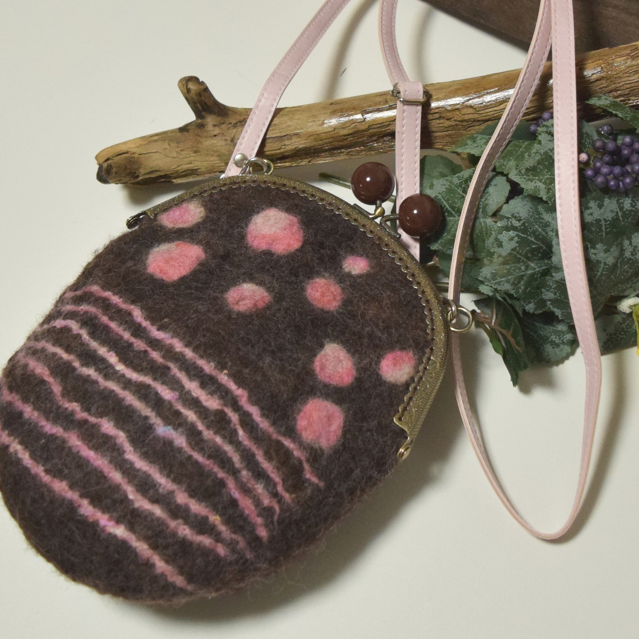 フエルト製　がまぐちポシェット(ブラウン×ピンク）