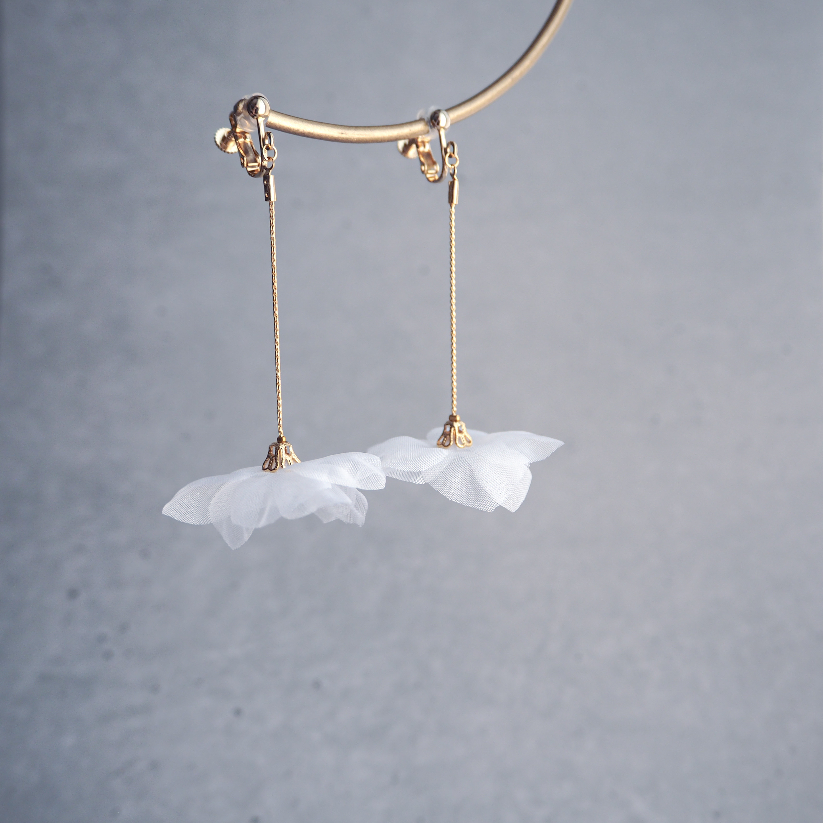 透ける花びら　クリスマスローズの耳飾り<ホワイト>  ピアス/イヤリング｜オーガンジー｜透明感｜ブライダル｜ウェディング