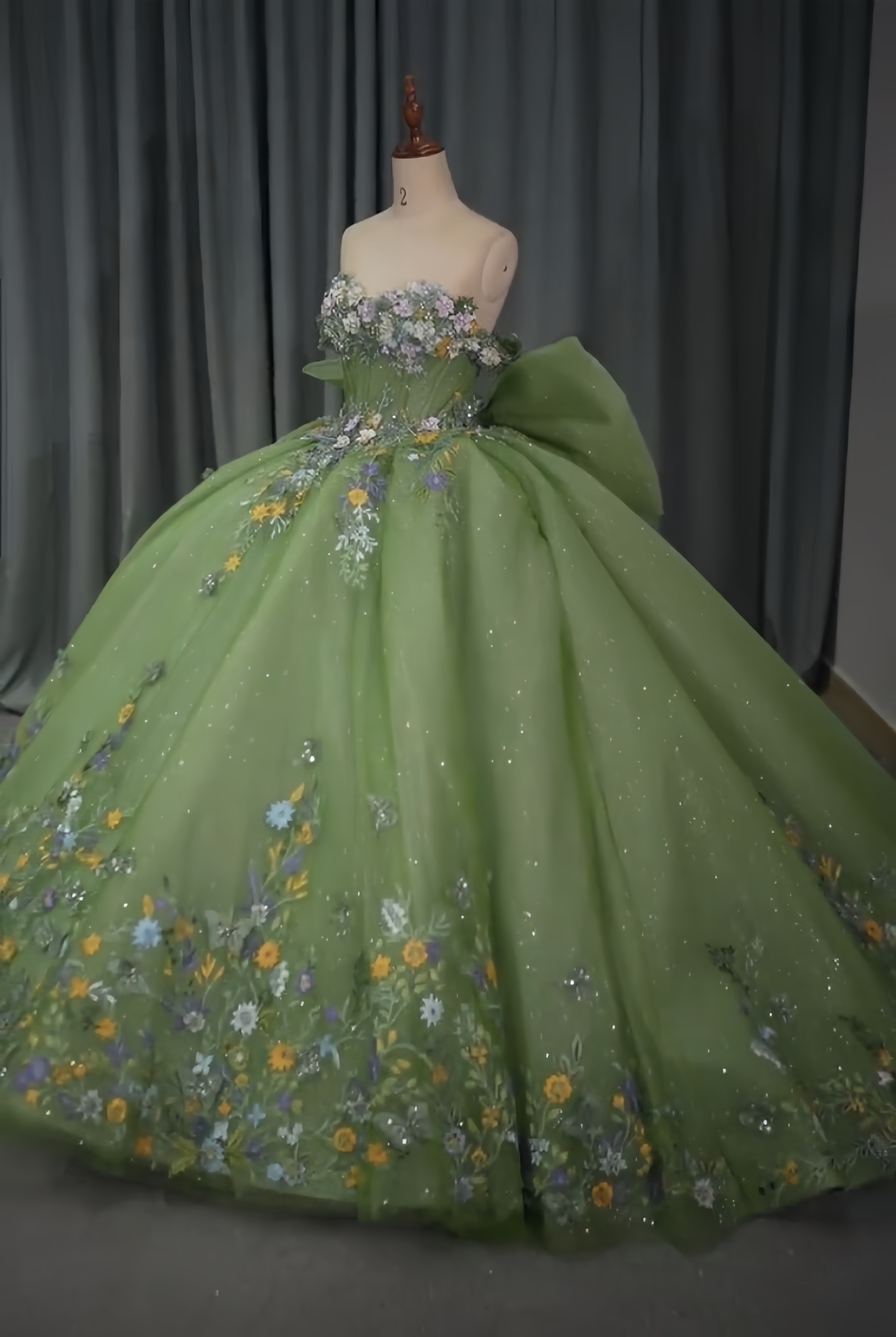 カラフル　ソフトチュール　緑　フラワー刺繍　華やかな引裾　レーススカート　ボリューム感　前撮りオーダーメイド可能　豪華