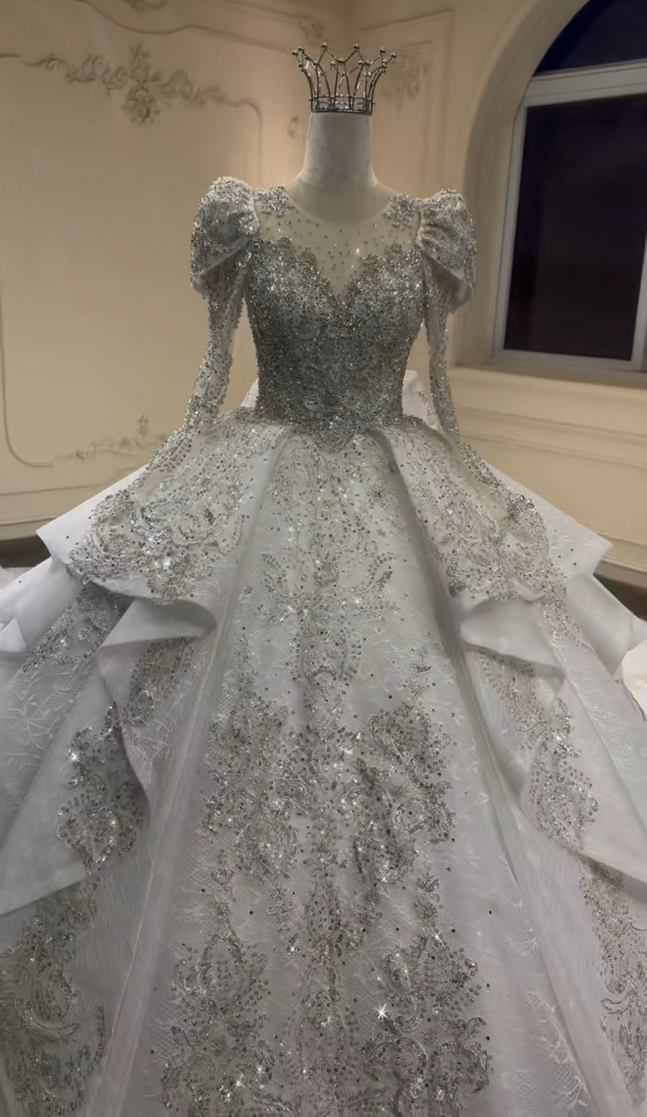 高級感溢れる　バックリボン　白　キラキラグッリター　トレーン　ストーン付き　長袖イリュージョンネック　前撮りウェディング