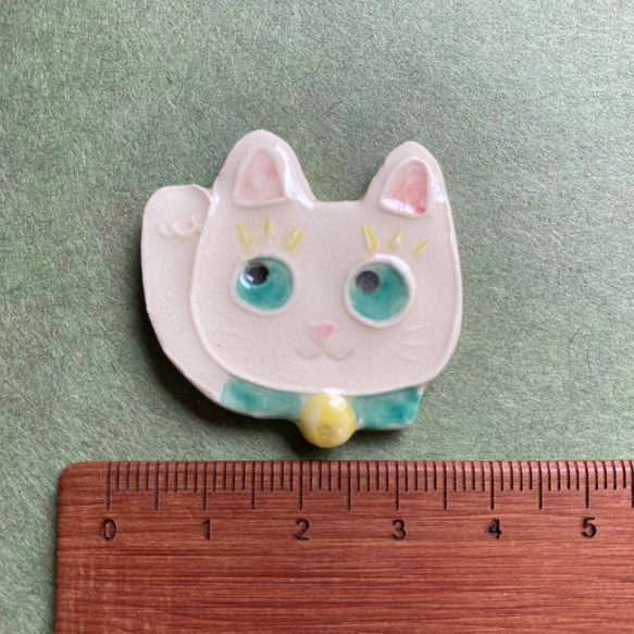 招き猫のブローチ(陶器) 8枚目の画像