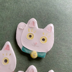 招き猫のブローチ(陶器) 4枚目の画像