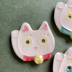 招き猫のブローチ(陶器) 2枚目の画像