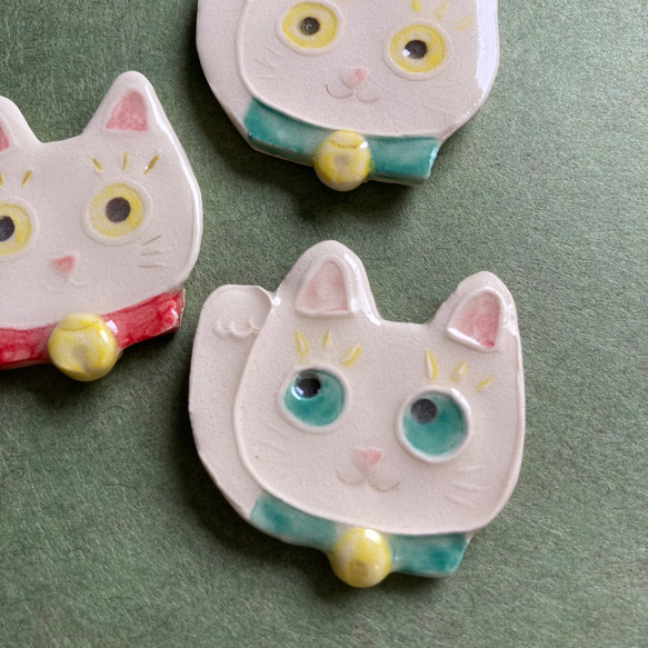 招き猫のブローチ(陶器) 6枚目の画像