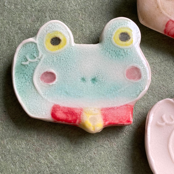 招きカエルのブローチ(陶器) 2枚目の画像