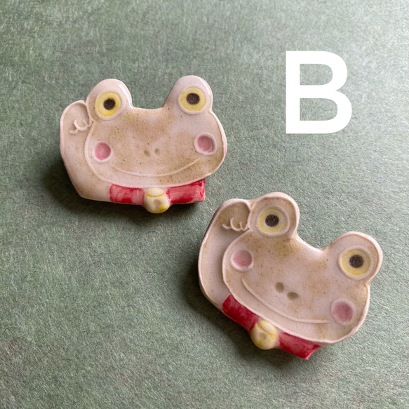 招きカエルのブローチ(陶器) 6枚目の画像