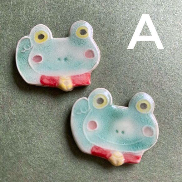 招きカエルのブローチ(陶器) 5枚目の画像