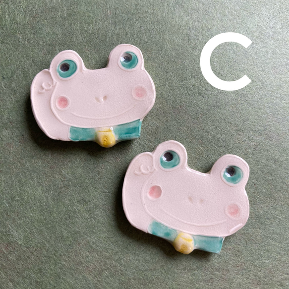 招きカエルのブローチ(陶器) 7枚目の画像