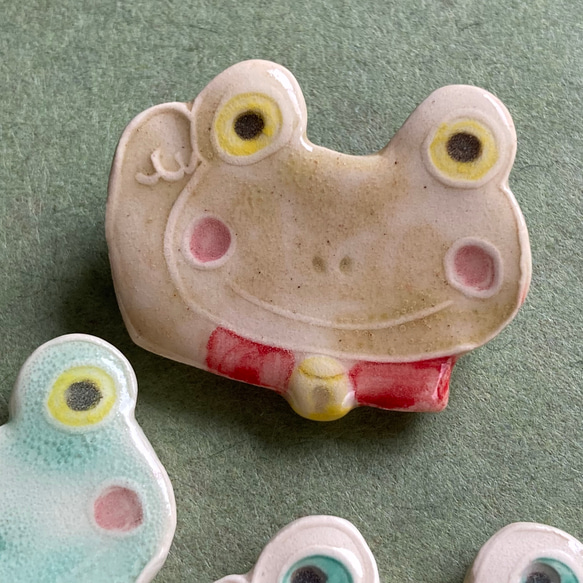 招きカエルのブローチ(陶器) 3枚目の画像