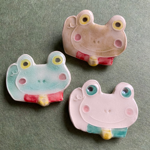 招きカエルのブローチ(陶器) 1枚目の画像