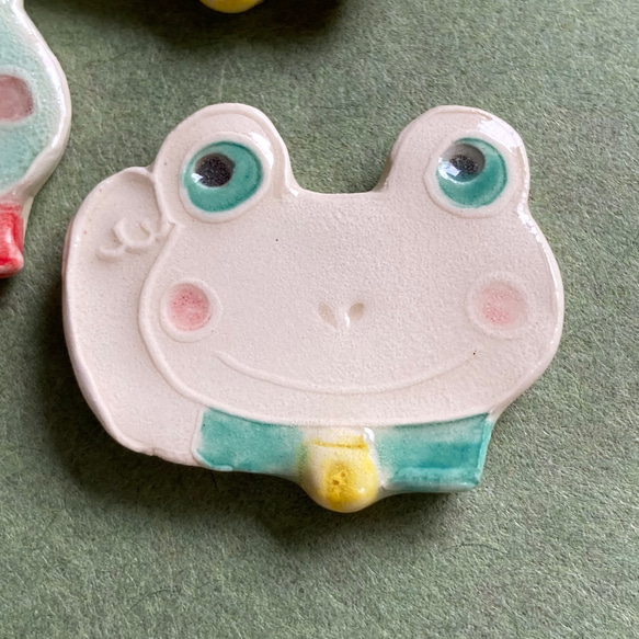 招きカエルのブローチ(陶器) 4枚目の画像