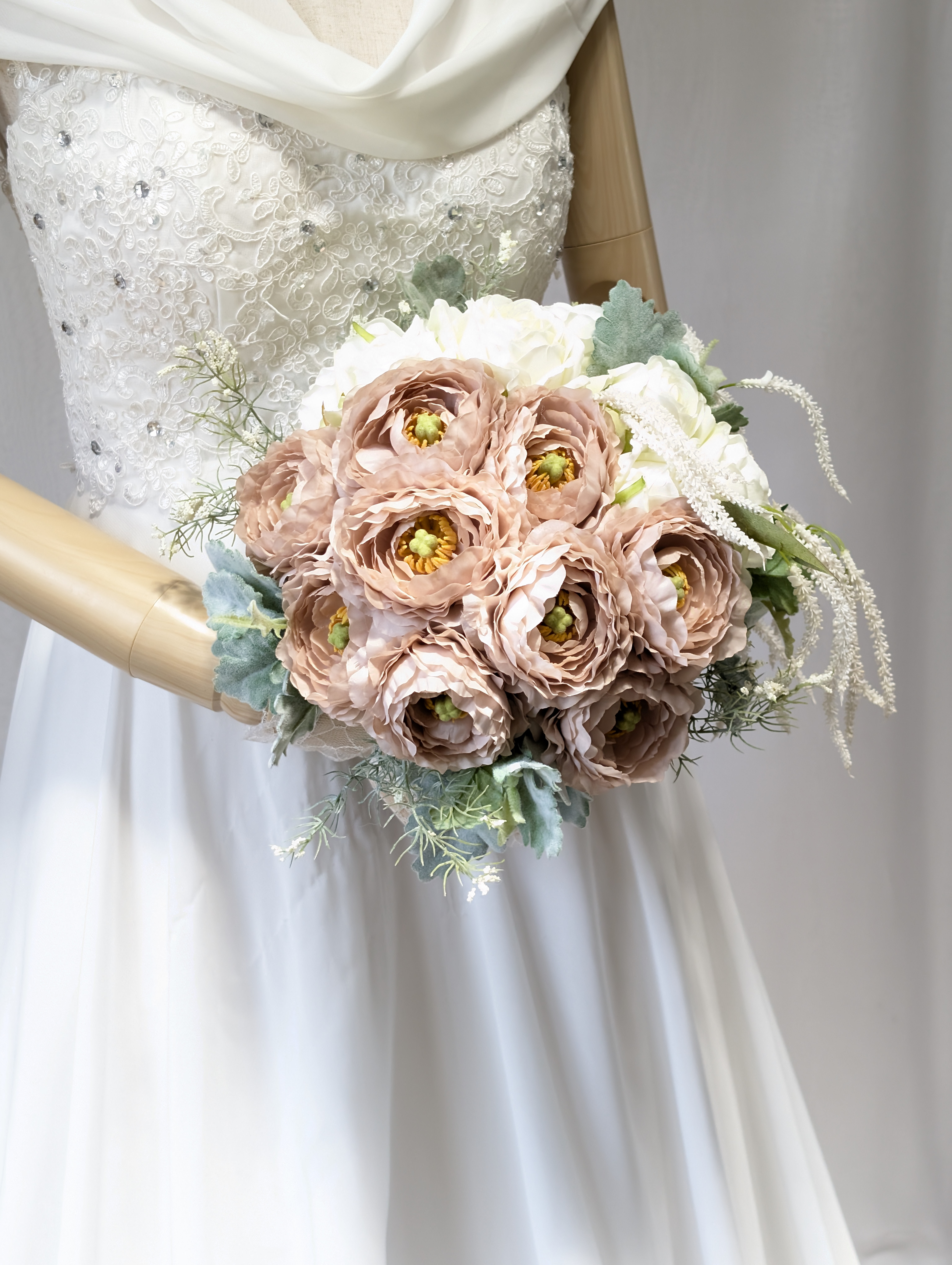 ウエディングブーケ(ピンクベージュラナンキュラス) ブートニア込み　 世界で1つ貴女だけにお勧めします。