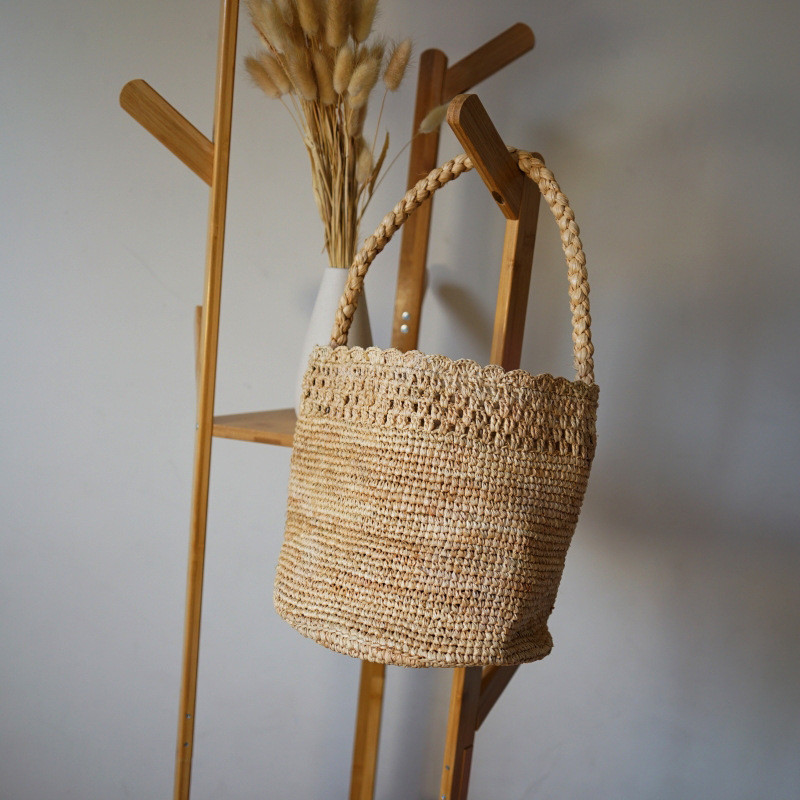 【2025夏の定番】フレンチ×韓国風 手編みラフィア草バケットバッグ～職人の技が光る自然素材のビーチバッグ～