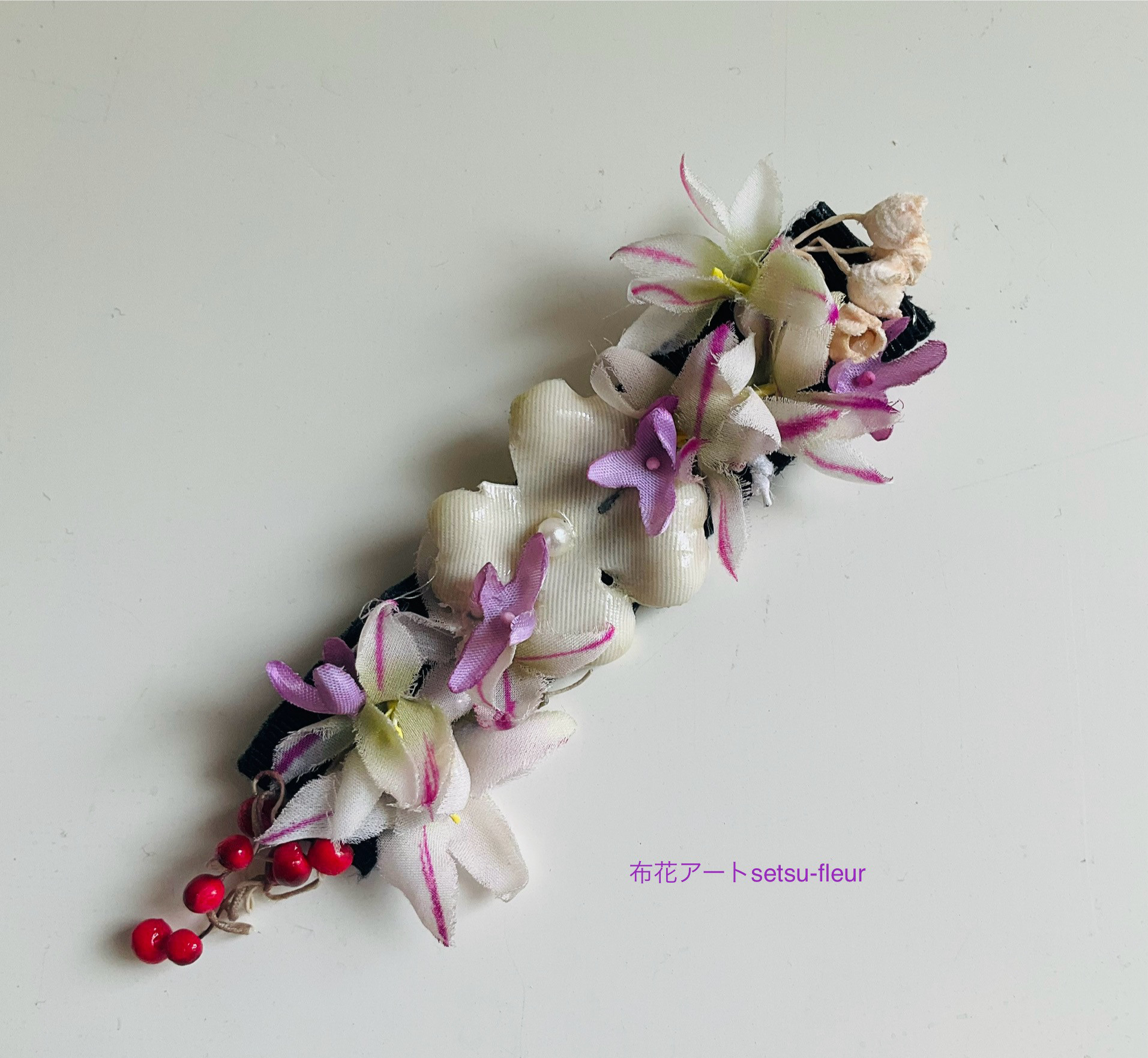 A 247ダブルピンのブローチ