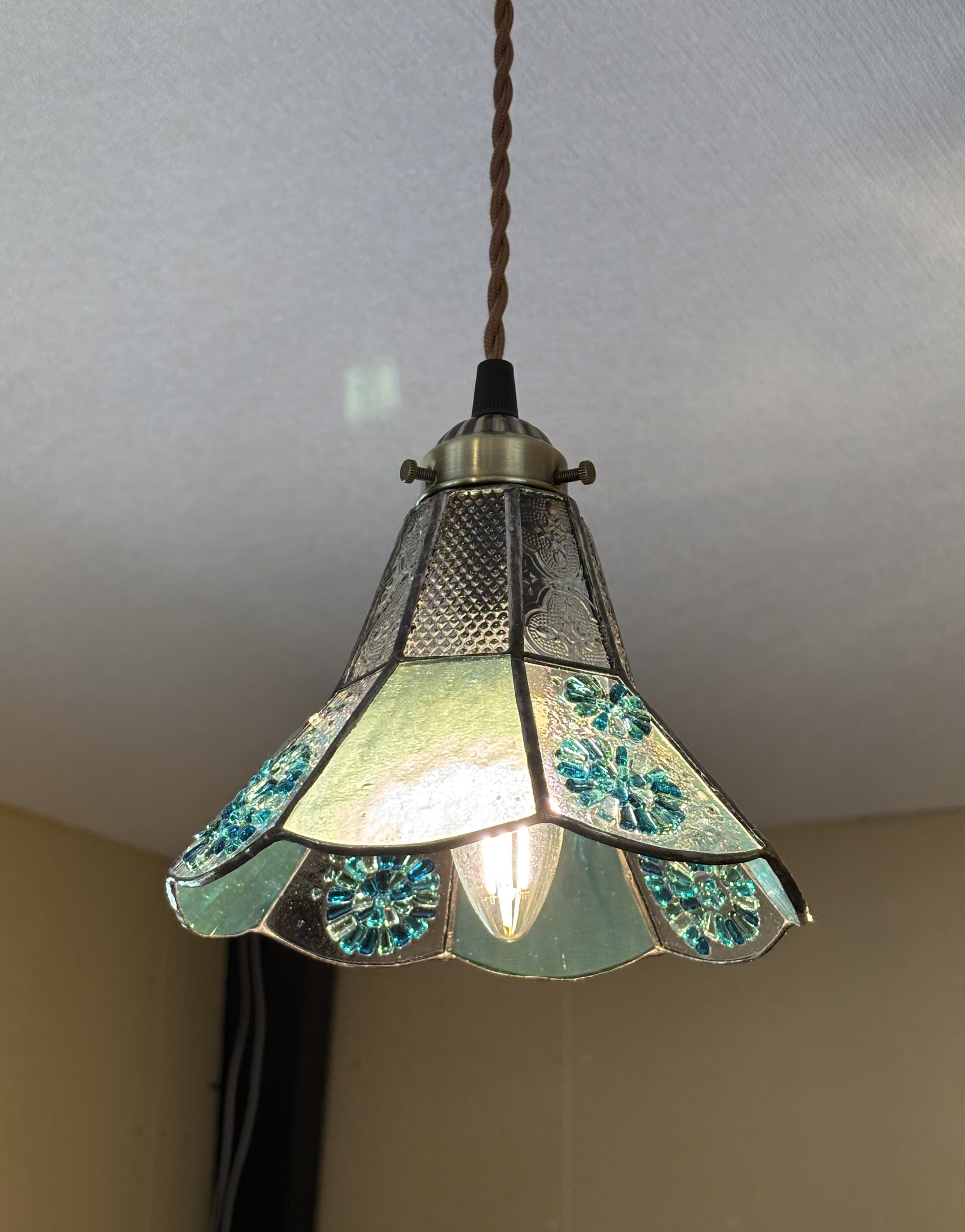 フュージングガラス　レトロな感じの吊り下げランプ　ステンドグラス　グリーン