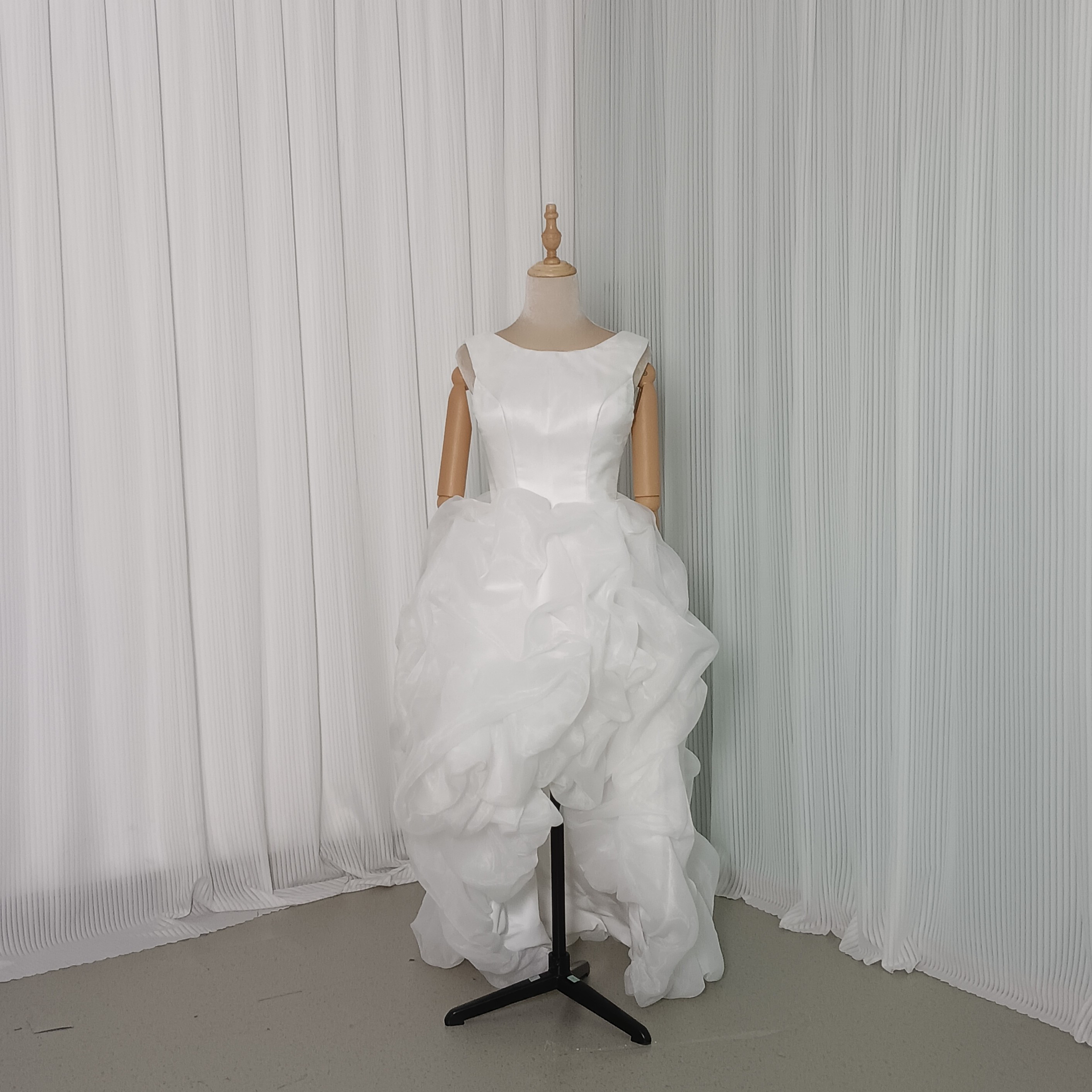 送料無料！パーティードレス ノースリーブ ラッフルフリル フィッシュテール バックレス 結婚式 前撮り