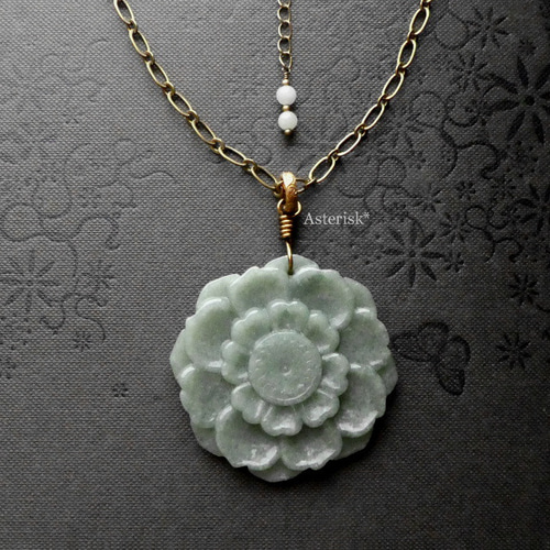 天然翡翠 (ジェイダイト) A貨 蓮の花 花彫刻 ひすい ペンダント