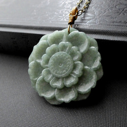天然翡翠 (ジェイダイト) A貨 蓮の花 花彫刻 ひすい ペンダント