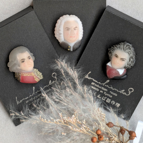 モーツァルトさんのピンバッジ／アクセサリー ピンバッチ こみくんば