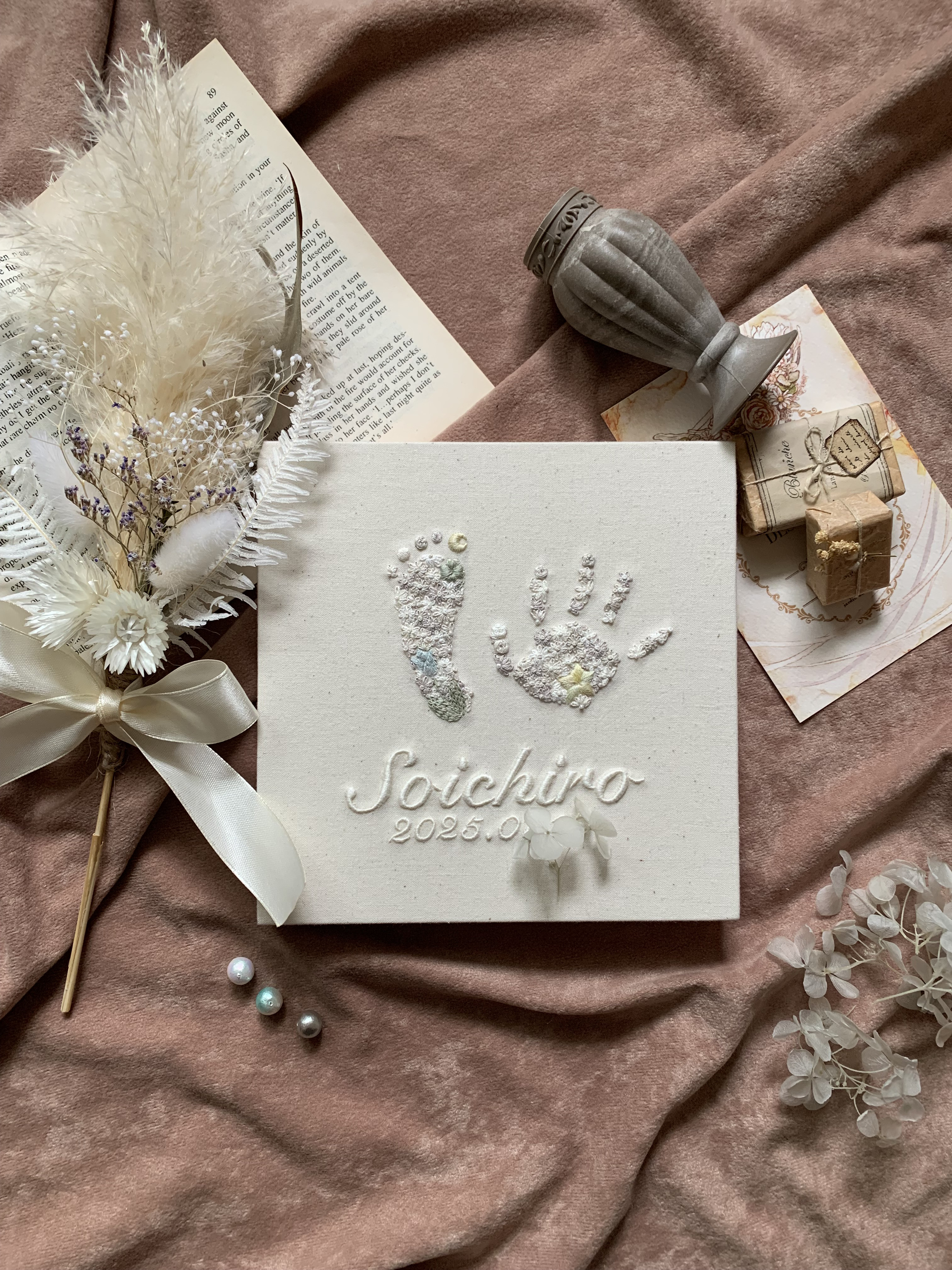 足形刺繍　バースデーボード　ファーストバースデー　ハーフバースデー　足形アート