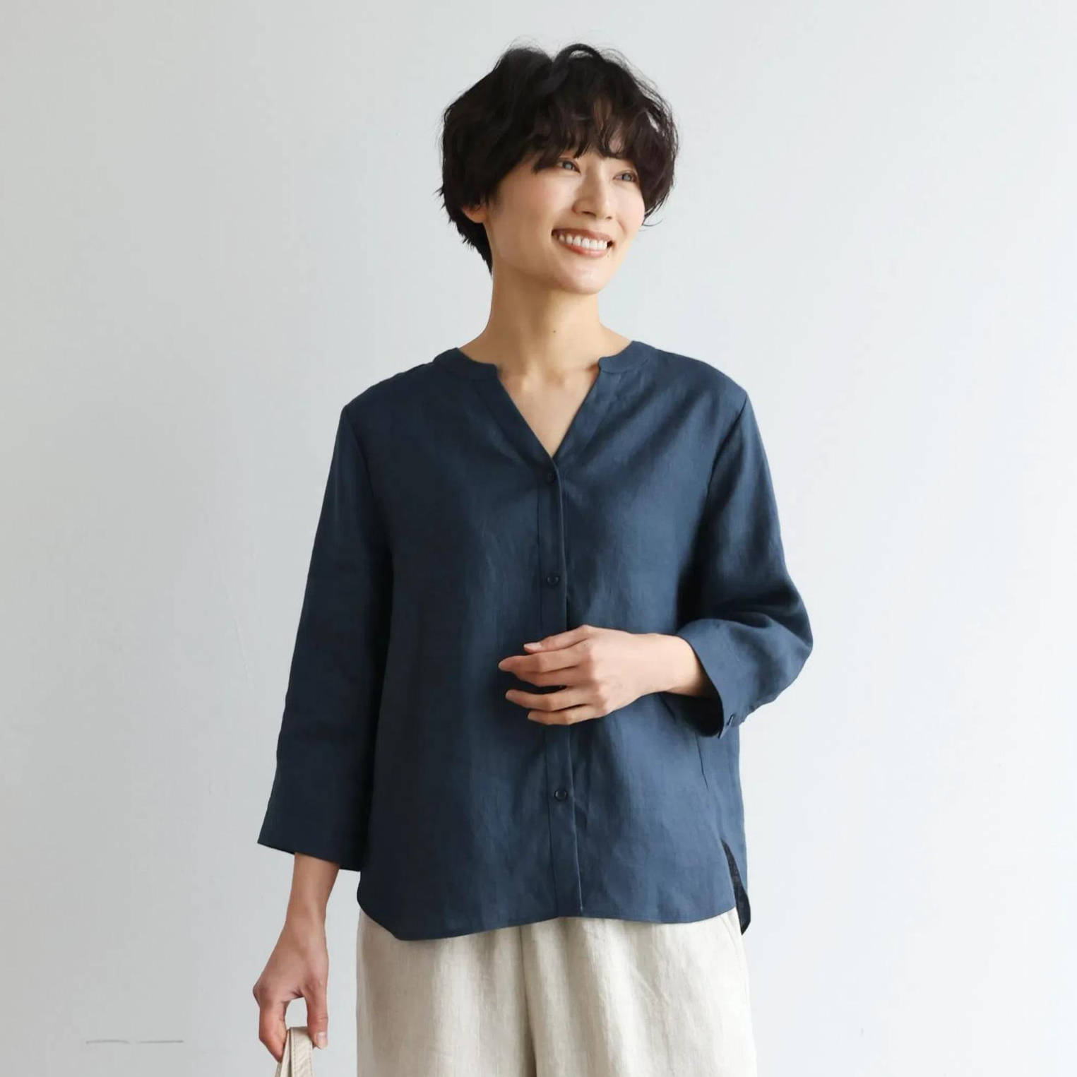 着るほどに味わい深い フランスリネン こだわりVネックシャツ　紺色　250421-4