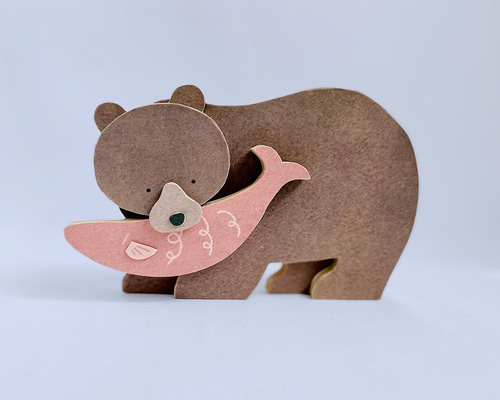 鮭をくわえたクマの置物 … 紙でできたオブジェ … 立体・オブジェ amii