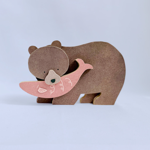 鮭をくわえたクマの置物 … 紙でできたオブジェ … 立体・オブジェ amii