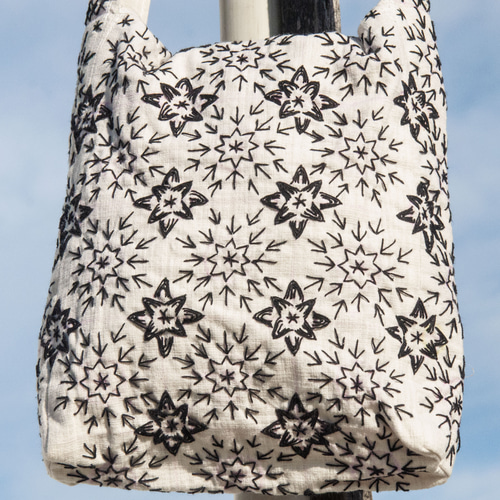 手刺繍と手縫いのショルダーバッグ　ハンドメイド 手刺繍と手縫いのショルダーバッグ大きな株➕ 世界中の子供達