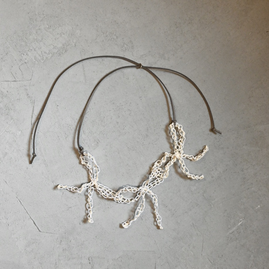 リボンコードネックレス　ホワイト　白　Ribbon necklace white/middle gauge