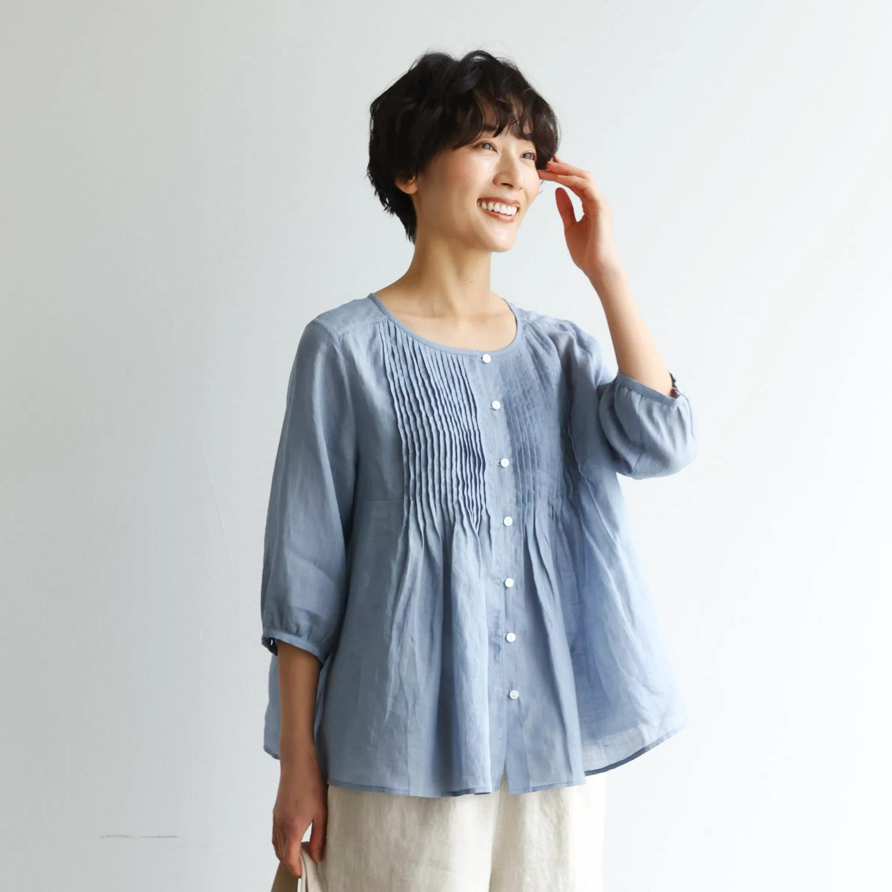 ふんわりAラインが可愛い！ 風通し良く夏らしい麻ブラウス  ピンタック入りブラウス　ブルーグレー250422-4