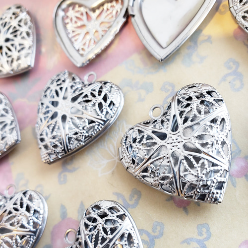 シルバー　シャム銀　叩き出し、透かし彫り　極上品 シルバー シャム銀 叩き出し、透かし彫り 極上品 シルバー シャム銀