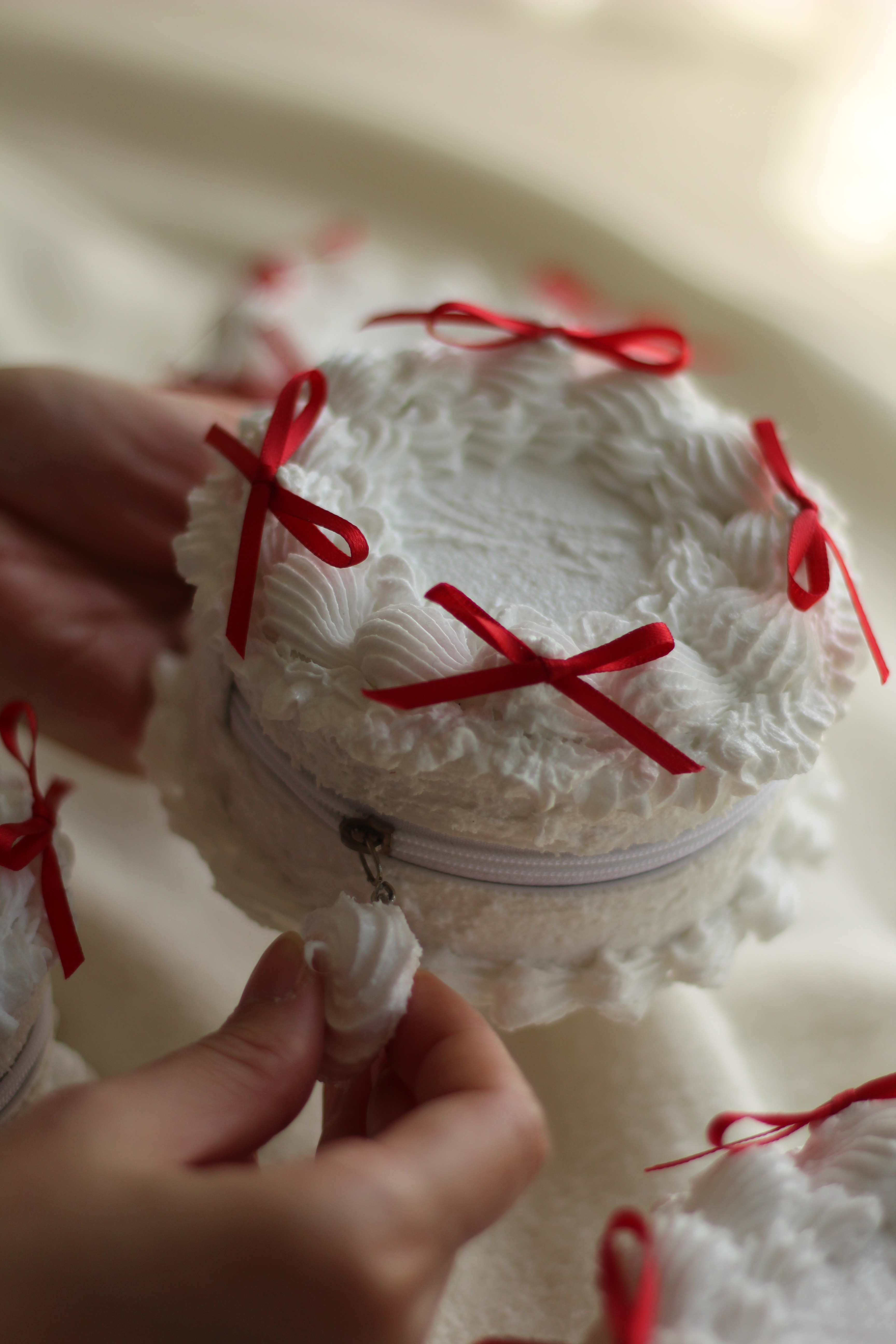 限定数【ジュエリーボックス】　リボン付きフリルクリームのケーキ