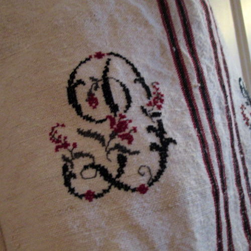 花文字イニシャル刺繍のアンティークドイツグレインサックリネン赤黒