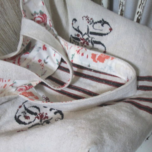 花文字イニシャル刺繍のアンティークドイツグレインサックリネン赤黒