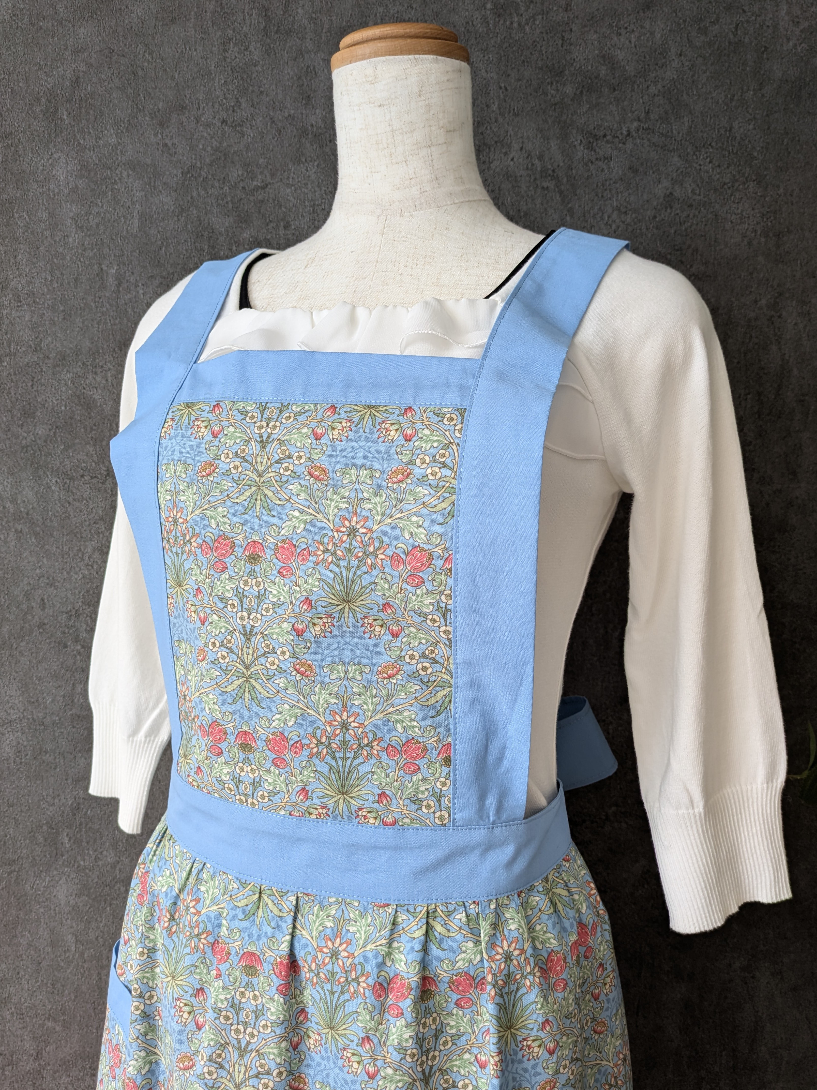 【新作!送料込み】ウイリアムモリスのデザイン生地《ヒヤシンス》エレガントおしゃれエプロン☆彡