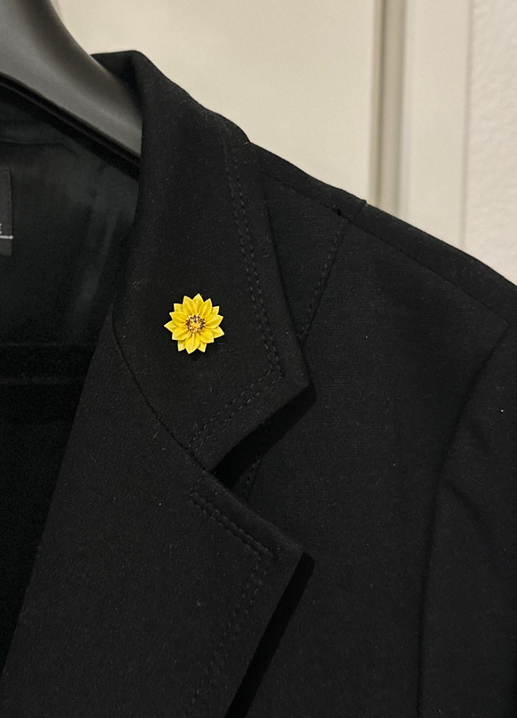 ひまわりのラペルピン つまみ細工 メンズ／レディース ピンバッジ