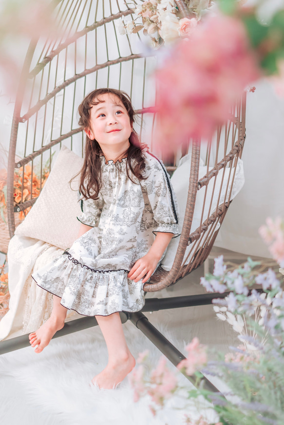 ハンドメイド大人服 子供服( オーダーメイド)親子ワンピース 受注製作】トワルドジュイ肩フリルワンピース80〜140（スモック