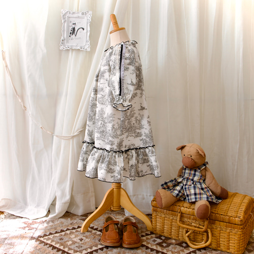 受注製作】トワルドジュイ肩フリルワンピース80〜140（スモック