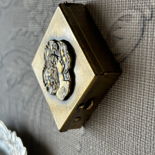 フランスVintage クラシカルな真鍮製 ピルケース スクウェア型