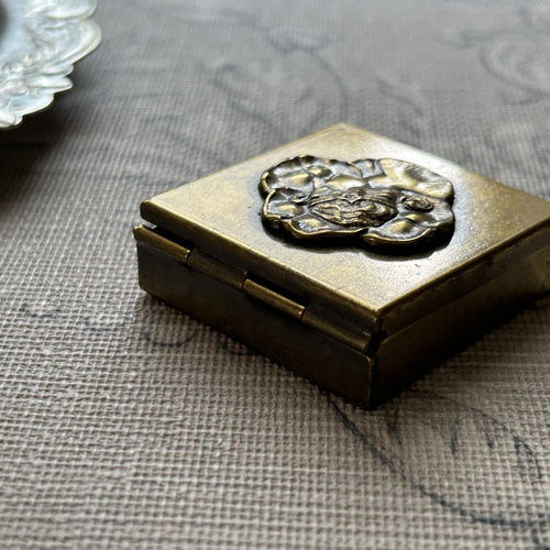 フランスVintage クラシカルな真鍮製 ピルケース スクウェア型