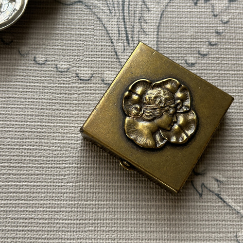 フランスVintage クラシカルな真鍮製 ピルケース スクウェア型