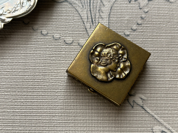 フランスVintage クラシカルな真鍮製 ピルケース スクウェア型